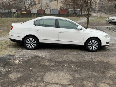 Белый Фольксваген Пассат, объемом двигателя 1.8 л и пробегом 268 тыс. км за 9800 $, фото 1 на Automoto.ua