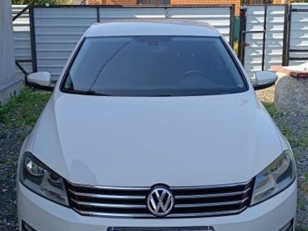 Фольксваген Пассат 2011 в Олевске на Automoto.ua Белый Фольксваген Пассат, объемом двигателя 2 л и пробегом 272 тыс. км за 10800 $, фото 1 на Automoto.ua