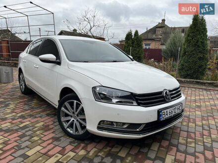 Фольксваген Пассат 2012 в Новоукраинке на Automoto.ua Белый Фольксваген Пассат, объемом двигателя 2 л и пробегом 200 тыс. км за 13999 $, фото 1 на Automoto.ua
