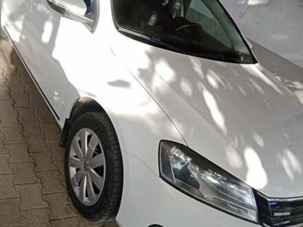 Белый Фольксваген Пассат, объемом двигателя 1.6 л и пробегом 329 тыс. км за 9000 $, фото 1 на Automoto.ua