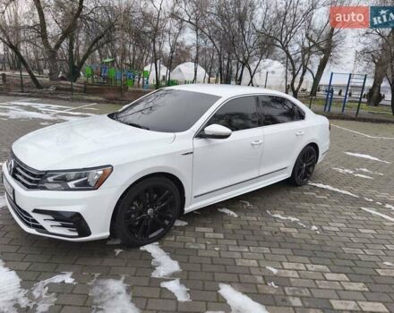 Белый Фольксваген Пассат, объемом двигателя 1.8 л и пробегом 155 тыс. км за 15000 $, фото 1 на Automoto.ua