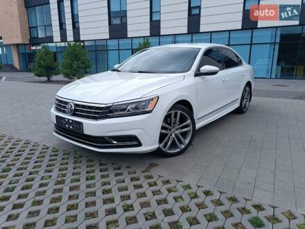 Белый Фольксваген Пассат, объемом двигателя 1.8 л и пробегом 161 тыс. км за 13499 $, фото 1 на Automoto.ua