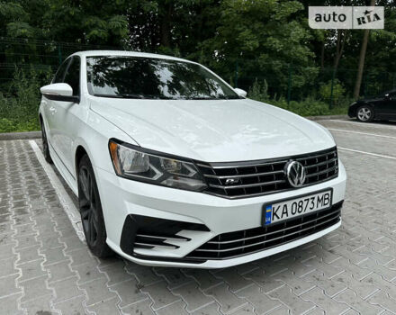 Белый Фольксваген Пассат, объемом двигателя 1.8 л и пробегом 216 тыс. км за 12500 $, фото 1 на Automoto.ua