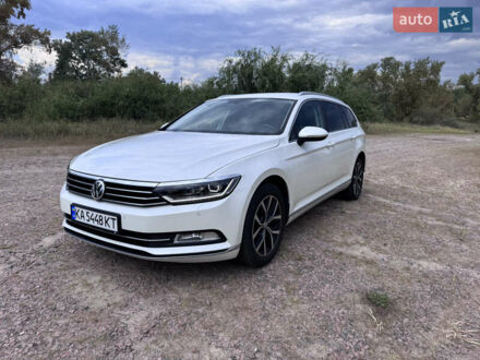 Фольксваген Пассат 2018 у Києві на Automoto.ua Білий Фольксваген Пассат, об'ємом двигуна 1.97 л та пробігом 250 тис. км за 19800 $, фото 1 на Automoto.ua