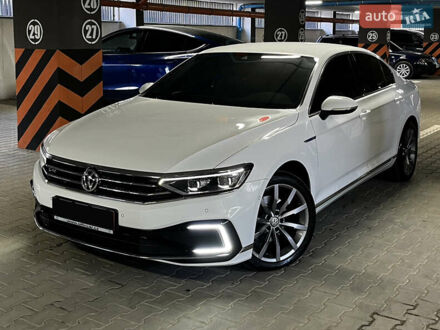 Фольксваген Пассат 2020 в Ужгороде на Automoto.ua Белый Фольксваген Пассат, объемом двигателя 1.4 л и пробегом 90 тыс. км за 29500 $, фото 1 на Automoto.ua