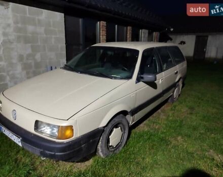 Бежевый Фольксваген Пассат, объемом двигателя 1.6 л и пробегом 300 тыс. км за 1500 $, фото 4 на Automoto.ua