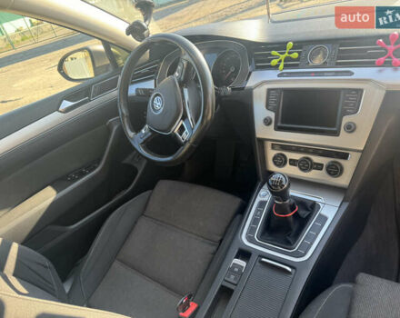 Бежевый Фольксваген Пассат, объемом двигателя 1.6 л и пробегом 300 тыс. км за 12000 $, фото 1 на Automoto.ua