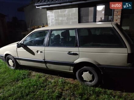 Бежевый Фольксваген Пассат, объемом двигателя 1.6 л и пробегом 300 тыс. км за 1500 $, фото 1 на Automoto.ua