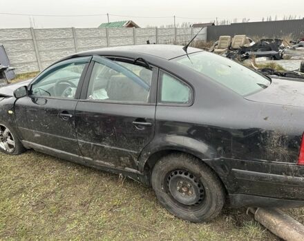 Черный Фольксваген Пассат, объемом двигателя 1.6 л и пробегом 300 тыс. км за 1000 $, фото 5 на Automoto.ua