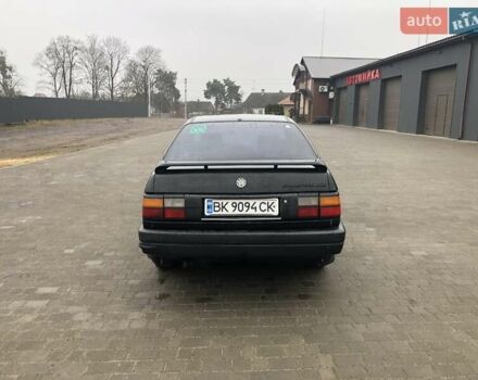 Черный Фольксваген Пассат, объемом двигателя 2 л и пробегом 468 тыс. км за 2700 $, фото 4 на Automoto.ua