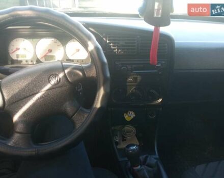 Черный Фольксваген Пассат, объемом двигателя 1.8 л и пробегом 381 тыс. км за 2200 $, фото 4 на Automoto.ua