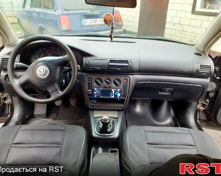 Черный Фольксваген Пассат, объемом двигателя 1.6 л и пробегом 390 тыс. км за 2999 $, фото 1 на Automoto.ua