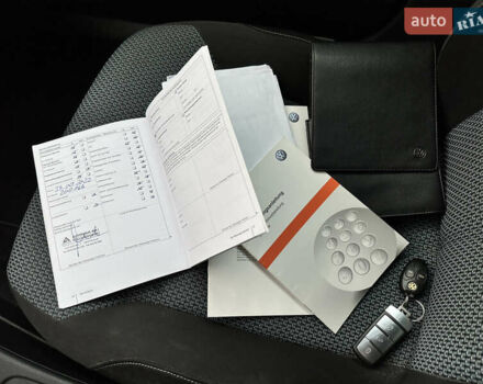 Черный Фольксваген Пассат, объемом двигателя 1.6 л и пробегом 248 тыс. км за 10000 $, фото 23 на Automoto.ua