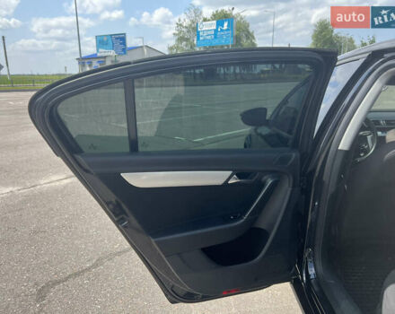 Черный Фольксваген Пассат, объемом двигателя 1.8 л и пробегом 202 тыс. км за 10500 $, фото 4 на Automoto.ua