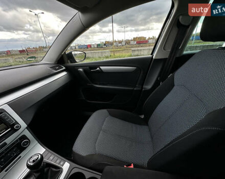 Черный Фольксваген Пассат, объемом двигателя 1.6 л и пробегом 248 тыс. км за 10000 $, фото 11 на Automoto.ua