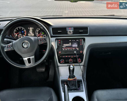Фольксваген Пассат 2012 в Хмельницком на Automoto.ua Черный Фольксваген Пассат, объемом двигателя 2.48 л и пробегом 215 тыс. км за 10499 $, фото 14 на Automoto.ua