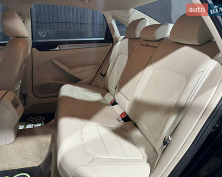 Черный Фольксваген Пассат, объемом двигателя 1.8 л и пробегом 197 тыс. км за 9700 $, фото 24 на Automoto.ua