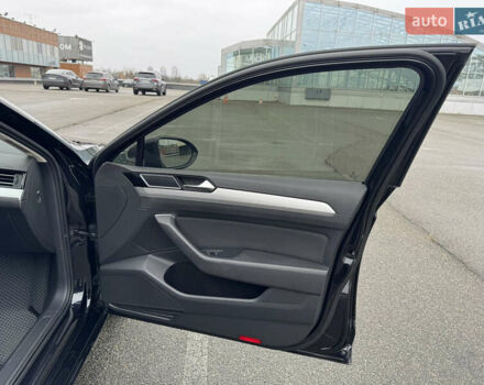 Чорний Фольксваген Пассат, об'ємом двигуна 1.6 л та пробігом 225 тис. км за 14000 $, фото 12 на Automoto.ua