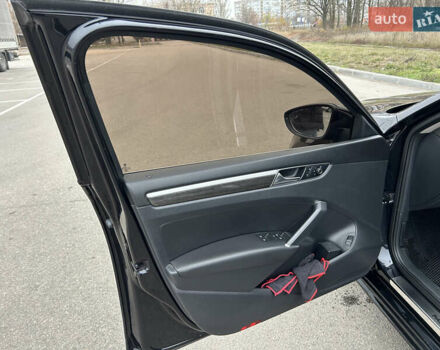 Черный Фольксваген Пассат, объемом двигателя 1.8 л и пробегом 179 тыс. км за 12700 $, фото 4 на Automoto.ua