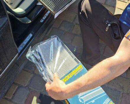 Черный Фольксваген Пассат, объемом двигателя 1.8 л и пробегом 149 тыс. км за 12500 $, фото 31 на Automoto.ua