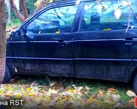 Черный Фольксваген Пассат, объемом двигателя 1.8 л и пробегом 300 тыс. км за 900 $, фото 2 на Automoto.ua