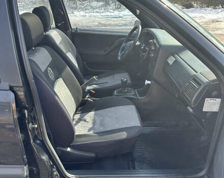 Черный Фольксваген Пассат, объемом двигателя 1.8 л и пробегом 300 тыс. км за 2500 $, фото 24 на Automoto.ua