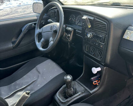 Черный Фольксваген Пассат, объемом двигателя 1.8 л и пробегом 300 тыс. км за 2500 $, фото 27 на Automoto.ua