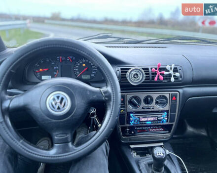 Черный Фольксваген Пассат, объемом двигателя 1.6 л и пробегом 350 тыс. км за 3200 $, фото 12 на Automoto.ua