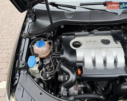 Черный Фольксваген Пассат, объемом двигателя 2 л и пробегом 350 тыс. км за 5850 $, фото 27 на Automoto.ua