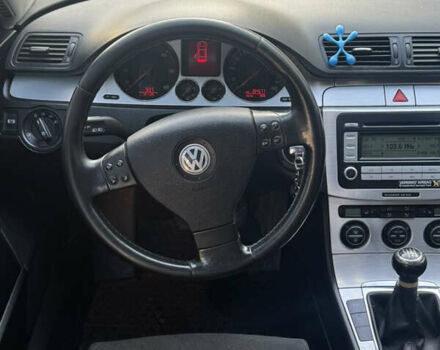 Чорний Фольксваген Пассат, об'ємом двигуна 2 л та пробігом 195 тис. км за 6450 $, фото 76 на Automoto.ua