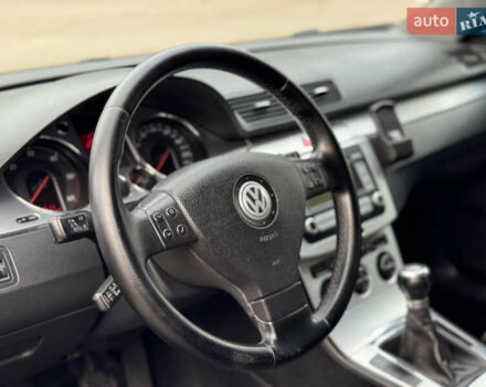 Черный Фольксваген Пассат, объемом двигателя 2 л и пробегом 290 тыс. км за 5699 $, фото 56 на Automoto.ua