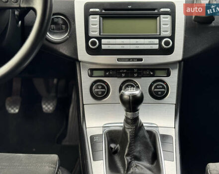 Черный Фольксваген Пассат, объемом двигателя 2 л и пробегом 290 тыс. км за 5699 $, фото 63 на Automoto.ua