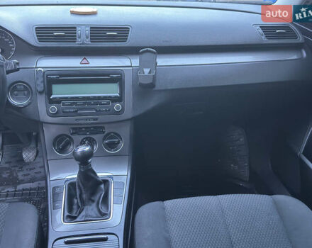 Черный Фольксваген Пассат, объемом двигателя 1.97 л и пробегом 260 тыс. км за 8200 $, фото 5 на Automoto.ua