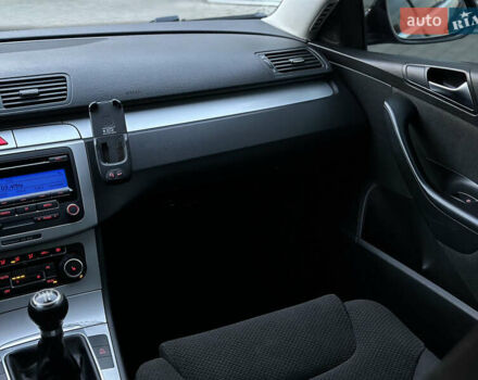 Чорний Фольксваген Пассат, об'ємом двигуна 1.6 л та пробігом 285 тис. км за 6999 $, фото 44 на Automoto.ua