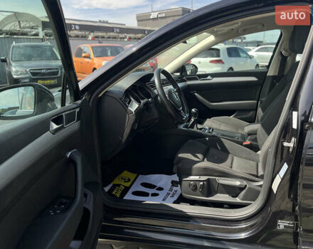 Черный Фольксваген Пассат, объемом двигателя 1.6 л и пробегом 234 тыс. км за 13600 $, фото 16 на Automoto.ua