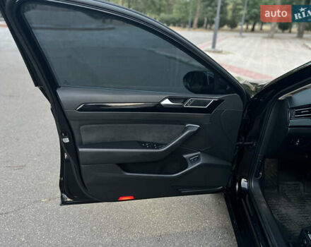 Черный Фольксваген Пассат, объемом двигателя 1.97 л и пробегом 185 тыс. км за 14499 $, фото 7 на Automoto.ua