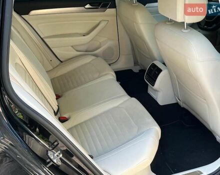 Чорний Фольксваген Пассат, об'ємом двигуна 2 л та пробігом 107 тис. км за 27440 $, фото 31 на Automoto.ua