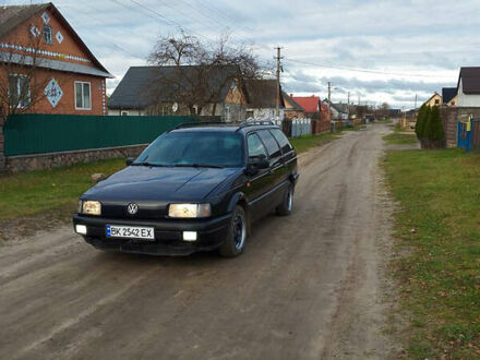 Черный Фольксваген Пассат, объемом двигателя 1.98 л и пробегом 220 тыс. км за 1599 $, фото 1 на Automoto.ua