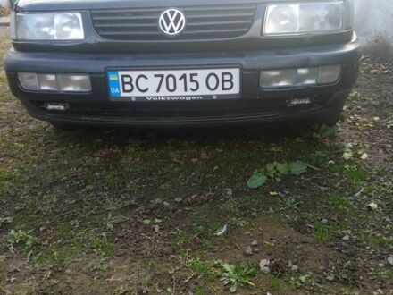 Черный Фольксваген Пассат, объемом двигателя 1.8 л и пробегом 381 тыс. км за 2142 $, фото 1 на Automoto.ua