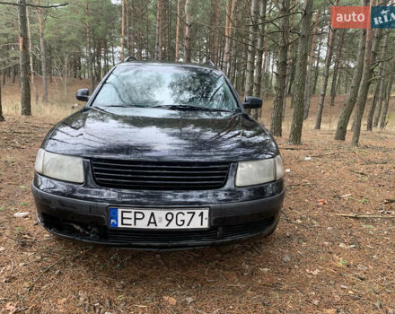 Черный Фольксваген Пассат, объемом двигателя 1.9 л и пробегом 457 тыс. км за 1500 $, фото 1 на Automoto.ua