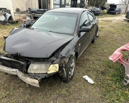 Черный Фольксваген Пассат, объемом двигателя 1.6 л и пробегом 300 тыс. км за 1000 $, фото 1 на Automoto.ua