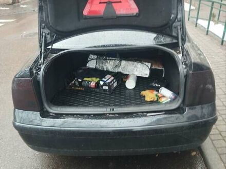 Черный Фольксваген Пассат, объемом двигателя 2.5 л и пробегом 323 тыс. км за 2100 $, фото 1 на Automoto.ua