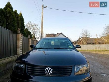 Черный Фольксваген Пассат, объемом двигателя 1.8 л и пробегом 327 тыс. км за 3900 $, фото 1 на Automoto.ua