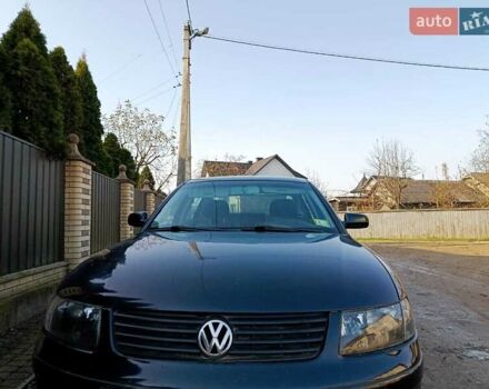 Черный Фольксваген Пассат, объемом двигателя 1.8 л и пробегом 327 тыс. км за 3900 $, фото 1 на Automoto.ua
