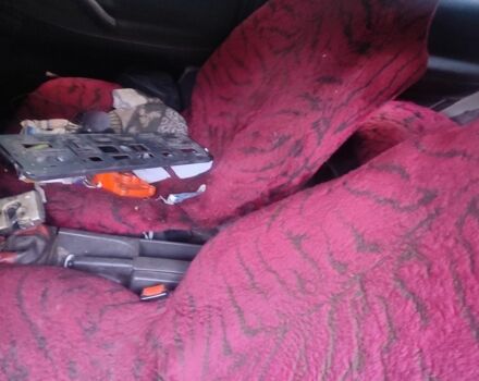 Красный Фольксваген Пассат, объемом двигателя 1.8 л и пробегом 313 тыс. км за 593 $, фото 4 на Automoto.ua