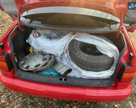 Красный Фольксваген Пассат, объемом двигателя 1.8 л и пробегом 169 тыс. км за 3000 $, фото 12 на Automoto.ua