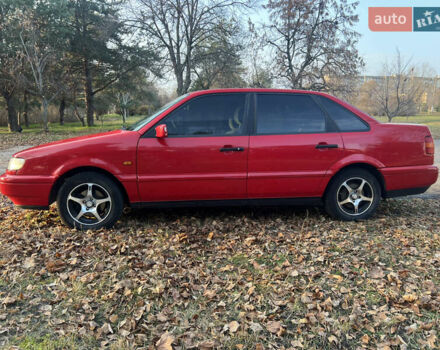 Красный Фольксваген Пассат, объемом двигателя 1.8 л и пробегом 169 тыс. км за 3000 $, фото 4 на Automoto.ua