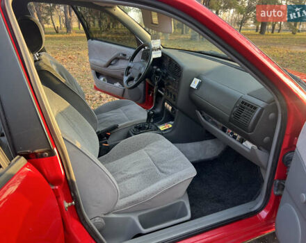 Красный Фольксваген Пассат, объемом двигателя 1.8 л и пробегом 169 тыс. км за 3000 $, фото 10 на Automoto.ua