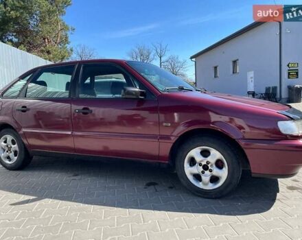 Красный Фольксваген Пассат, объемом двигателя 1.8 л и пробегом 388 тыс. км за 2250 $, фото 1 на Automoto.ua