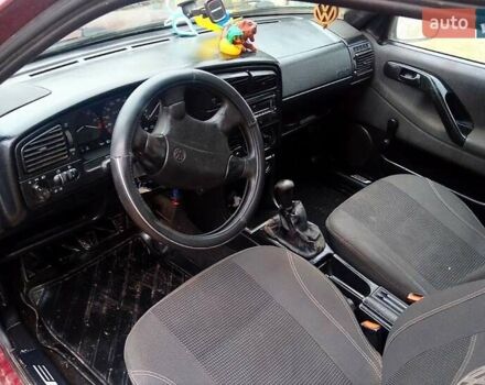 Красный Фольксваген Пассат, объемом двигателя 1.8 л и пробегом 620 тыс. км за 1450 $, фото 6 на Automoto.ua